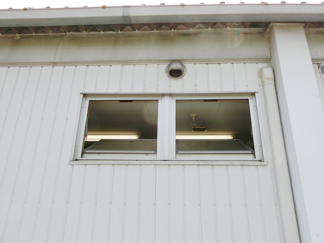 排煙内倒し窓に固定式網戸　名古屋市南区